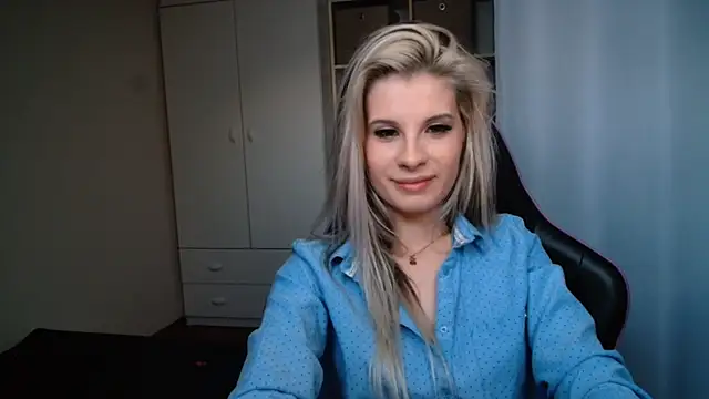 Snapshot of KristineGlow chatting on June 16, 2026, 6:32 pm KristineGlow online show from June 16, 2026, 6:32 pm