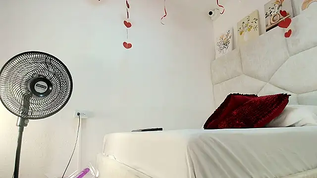 elizawiliamst online show from March 18, 2026, 2:09 pm