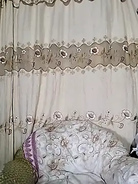 Vyxen   online show from December 18, 2025, 4:18 am