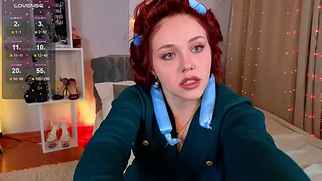 PollyVinice online show from November 13, 2025, 4:00 am