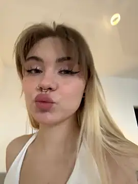 LunaMillie online show from November 4, 2025, 8:24 am