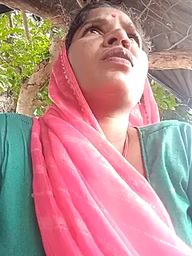 Snapshot of Hot_Seema83 chatting on October 4, 2025, 5:05 am Hot Seema83 online show from October 4, 2025, 5:05 am