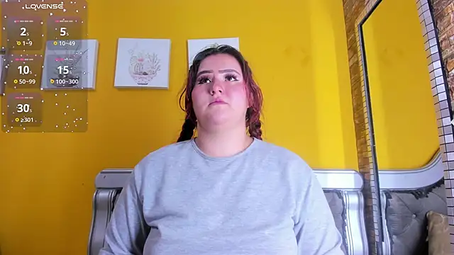 Miiafoox online show from September 12, 2025, 4:07 pm