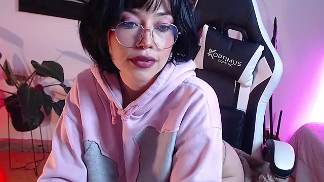 Ellyuwuw online show from March 10, 2026, 9:09 pm