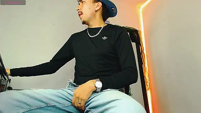 Snapshot of liamty_luxor chatting on February 4, 2026, 3:23 am liamty luxor online show from February 4, 2026, 3:23 am