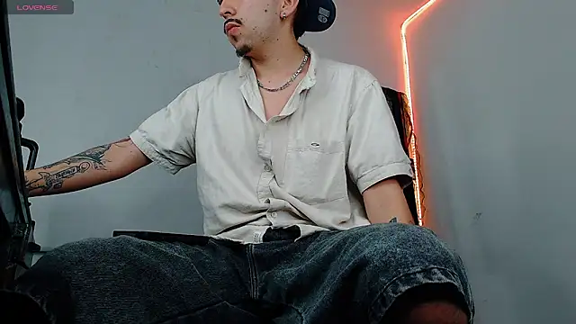 Snapshot of liamty_luxor chatting on February 6, 2026, 5:45 am liamty luxor online show from February 6, 2026, 5:45 am