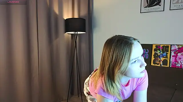 VinnieSerrano online show from September 22, 2025, 2:08 pm