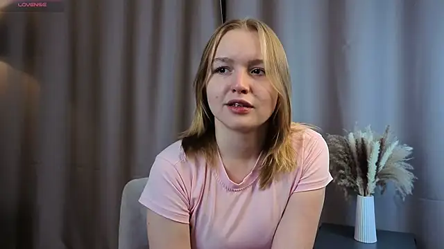 VinnieSerrano online show from October 9, 2025, 1:09 pm