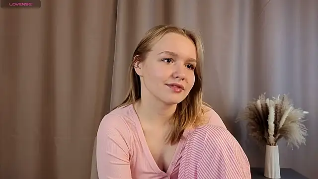 VinnieSerrano online show from October 18, 2025, 2:07 pm