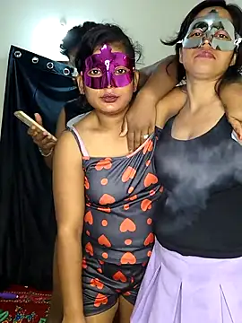 Snapshot of Family02 chatting on September 19, 2025, 5:02 pm Family02 online show from September 19, 2025, 5:02 pm