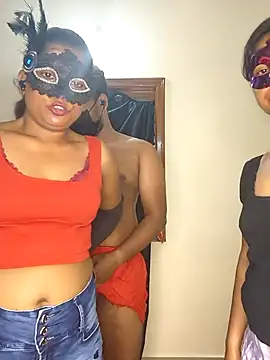 Snapshot of Family02 chatting on October 4, 2025, 4:38 pm Family02 online show from October 4, 2025, 4:38 pm