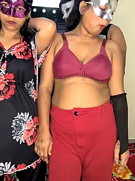 Snapshot of Family02 chatting on October 21, 2025, 7:42 am Family02 online show from October 21, 2025, 7:42 am