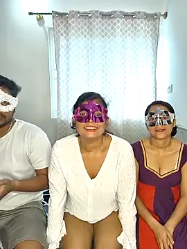 Snapshot of Family02 chatting on October 29, 2025, 6:48 am Family02 online show from October 29, 2025, 6:48 am