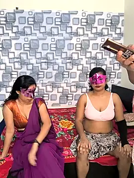 Snapshot of Family02 chatting on December 19, 2025, 5:09 pm Family02 online show from December 19, 2025, 5:09 pm