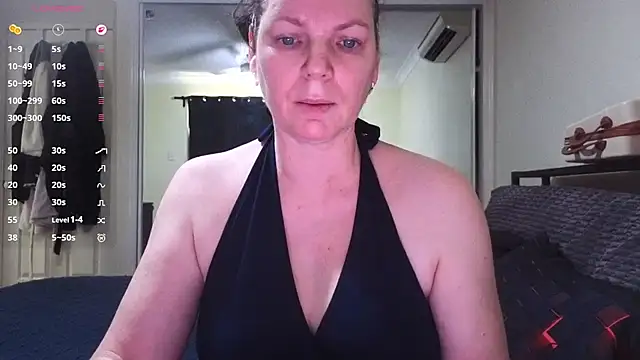 aussiepeaches online show from October 22, 2025, 12:00 am