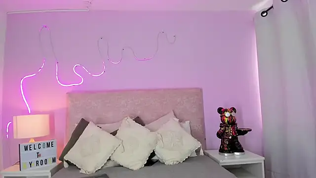 EmaRae1499 online show from October 13, 2025, 7:58 pm