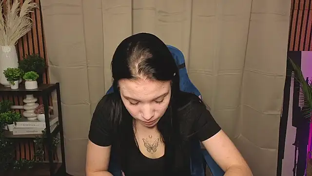 Snapshot of LauraHale chatting on November 7, 2025, 12:05 pm LauraHale online show from November 7, 2025, 12:05 pm