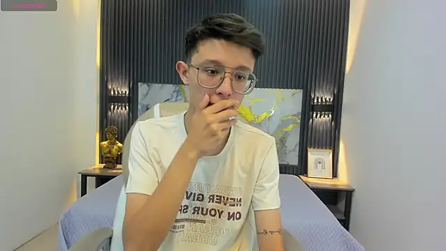 SantiagoRusso18 online show from September 9, 2025, 12:37 pm