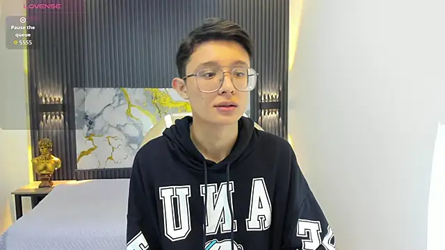 SantiagoRusso18 online show from September 21, 2025, 1:02 pm