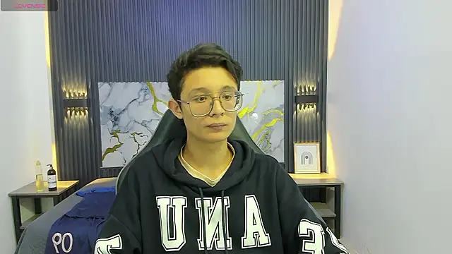 SantiagoRusso18 online show from February 1, 2026, 7:34 pm