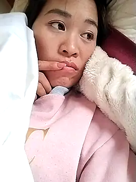 tuyetnhi-00 online show from November 4, 2025, 5:28 am