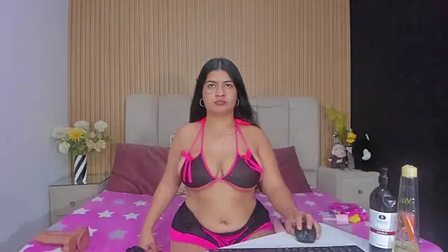 Snapshot of ZoeeGuzman chatting on November 12, 2025, 7:13 pm ZoeeGuzman online show from November 12, 2025, 7:13 pm