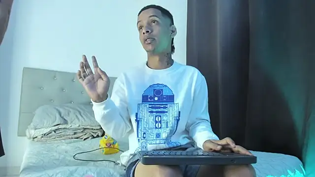 Snapshot of twinkDuohot chatting on February 5, 2026, 8:08 am twinkDuohot online show from February 5, 2026, 8:08 am