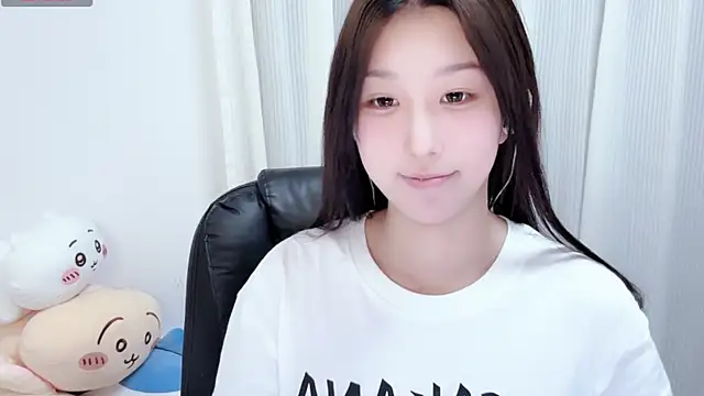 Snapshot of Winnie666- chatting on December 15, 2025, 5:17 pm Winnie666- online show from December 15, 2025, 5:17 pm