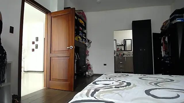 Manuela lara  online show from February 18, 2026, 3:52 pm