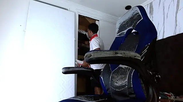 aston xvera online show from October 17, 2025, 3:20 am