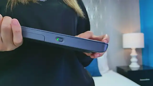 ZoeWilliis online show from April 1, 2026, 12:06 pm