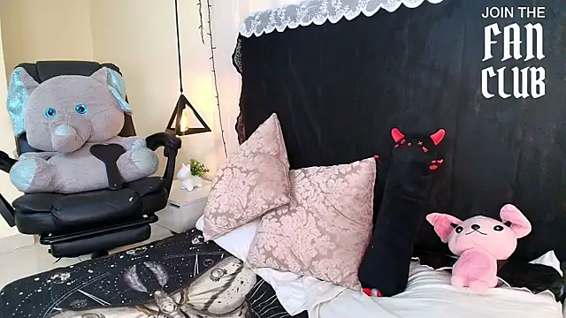 Snapshot of IvyBelle_ chatting on July 9, 2026, 11:25 am IvyBelle online show from July 9, 2026, 11:25 am