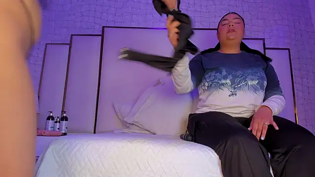 Mia and lexy online show from November 12, 2025, 2:45 am