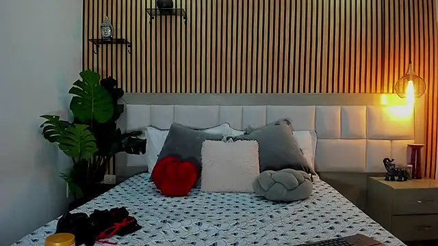 Roseaurora online show from November 23, 2025, 2:28 pm