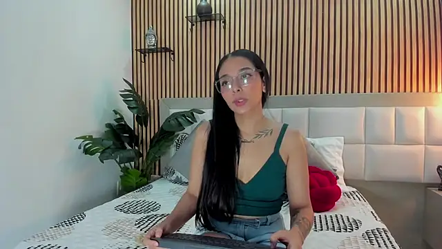 Roseaurora online show from December 3, 2025, 12:36 pm