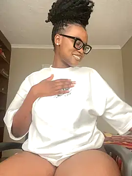 Moonzy77 online show from October 16, 2025, 12:50 pm