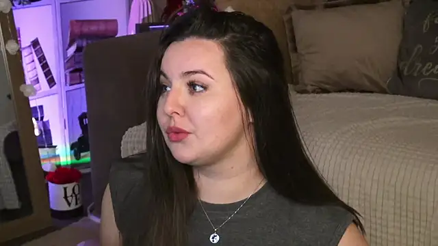 Mia Swano online show from April 19, 2026, 9:39 pm