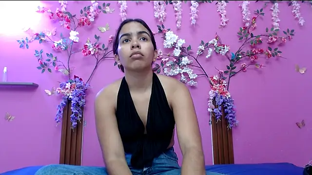 Snapshot of skinnysofia18 chatting on May 8, 2026, 1:27 pm skinnysofia18 online show from May 8, 2026, 1:27 pm