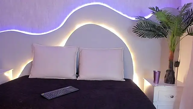 Snapshot of CannelaSmith chatting on February 4, 2026, 7:42 pm CannelaSmith online show from February 4, 2026, 7:42 pm