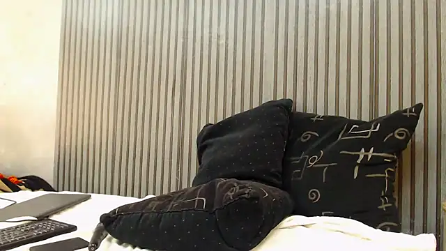 ROYALASS25 online show from April 12, 2026, 8:19 am