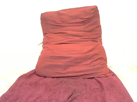 BeautyQueenX22 online show from November 27, 2025, 8:33 pm