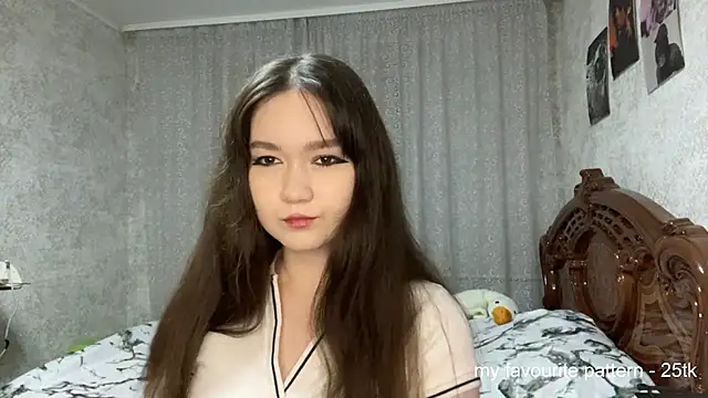 Pikmigirl18 online show from November 14, 2025, 1:32 pm