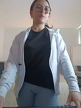 Bella Sumers online show from June 24, 2026, 4:06 pm