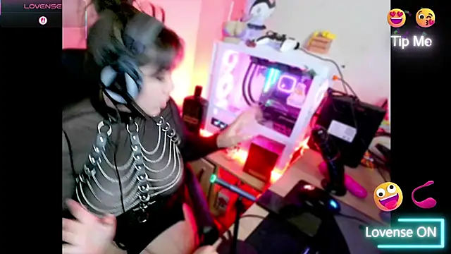 Snapshot of PinkDenial chatting on November 25, 2025, 1:16 am PinkDenial online show from November 25, 2025, 1:16 am