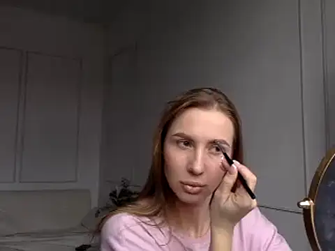 Snapshot of Alveryn chatting on November 1, 2025, 7:32 am Alveryn online show from November 1, 2025, 7:32 am