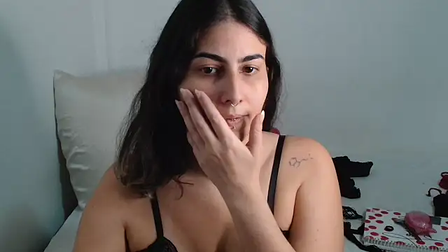 ApenasLys online show from October 15, 2025, 3:12 pm