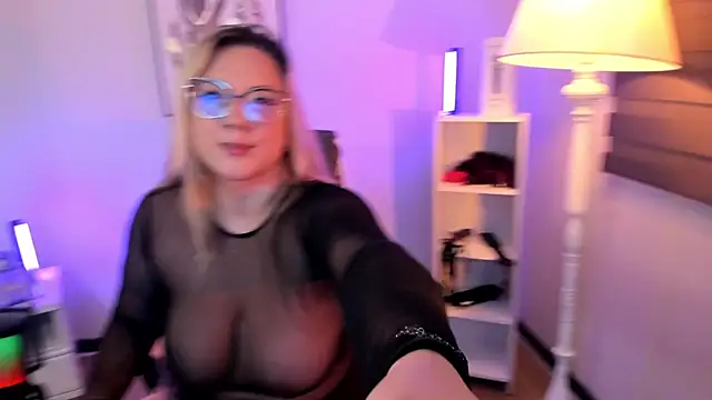 hollie joliie online show from April 1, 2026, 12:17 pm