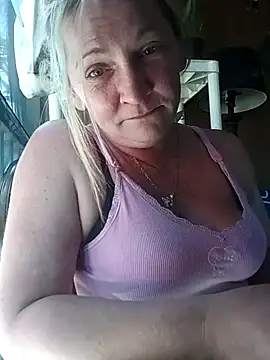 Snapshot of Goldenndoll chatting on November 15, 2025, 7:32 pm Goldenndoll online show from November 15, 2025, 7:32 pm