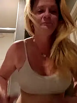 Snapshot of Goldenndoll chatting on February 8, 2026, 4:27 am Goldenndoll online show from February 8, 2026, 4:27 am