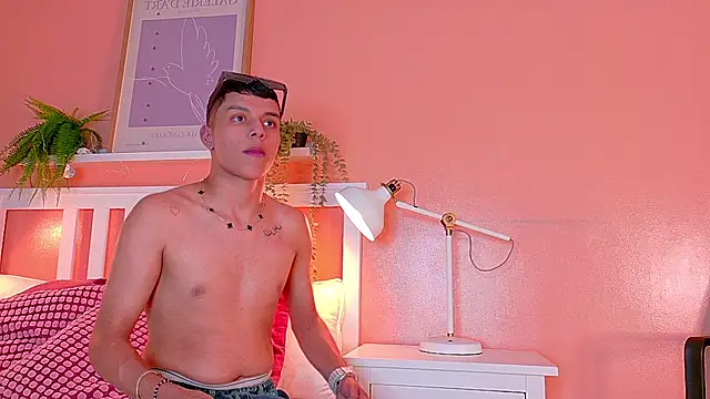 AAronBaker  online show from September 29, 2025, 7:40 pm